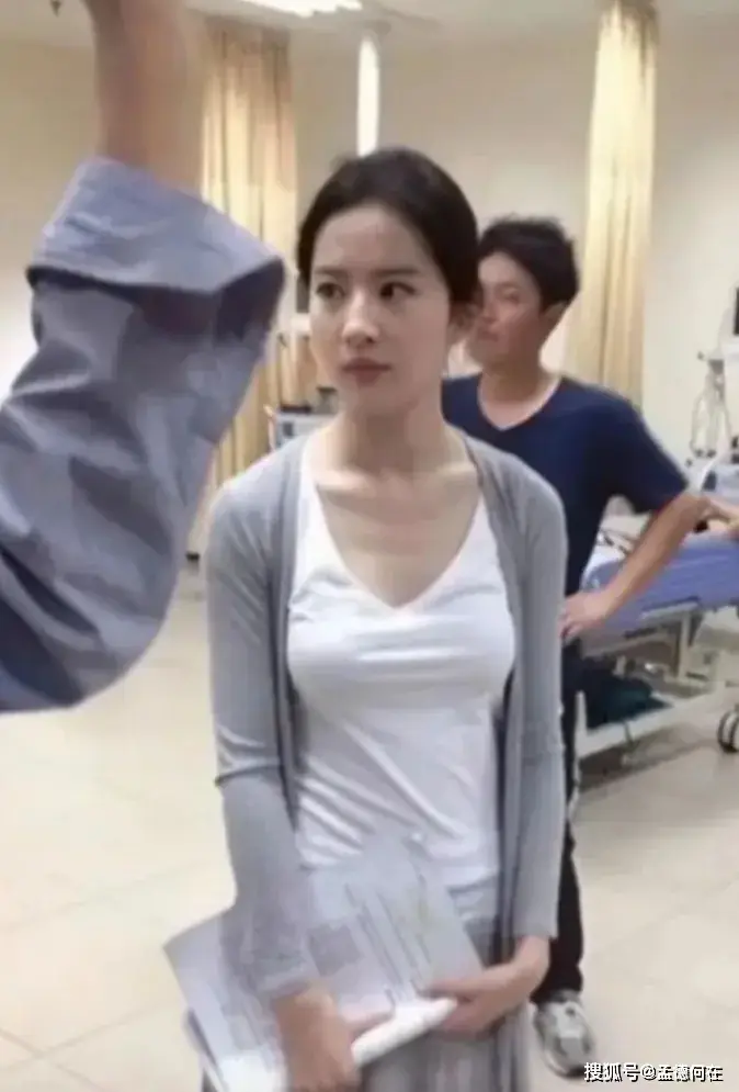 Lưu Diệc Phi để mặt mộc không son phấn, diện áo thun trắng và cardigan xám giản dị trong hậu trường, toát lên vẻ thanh thoát, thuần khiết gây sốt mạng xã hội. (Ảnh: Sohu)