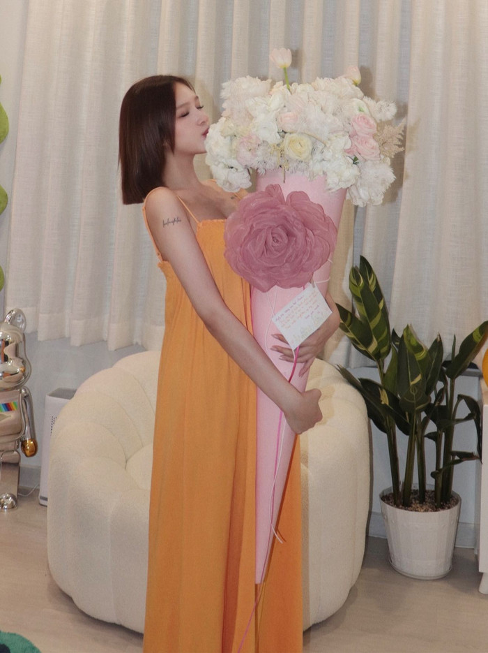Xoài Non lộ rõ sự hạnh phúc với bó hoa nhận được từ Gil Lê.
