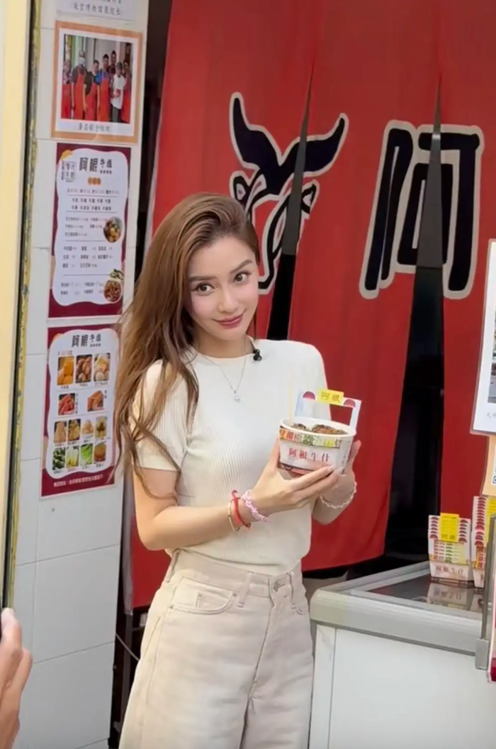 Angelababy quảng cáo đồ ăn ở ngoài đường.