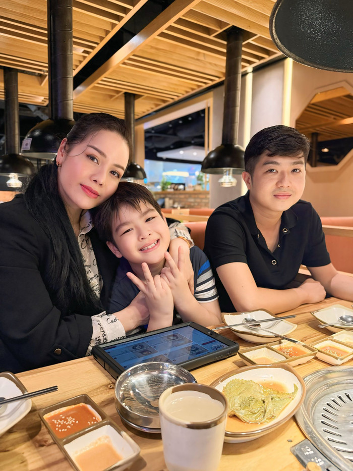 Nhật Kim Anh và chồng cũ hội ngộ, ăn uống vui vẻ bên cạnh con trai Bửu Long. (Ảnh: FBNV)