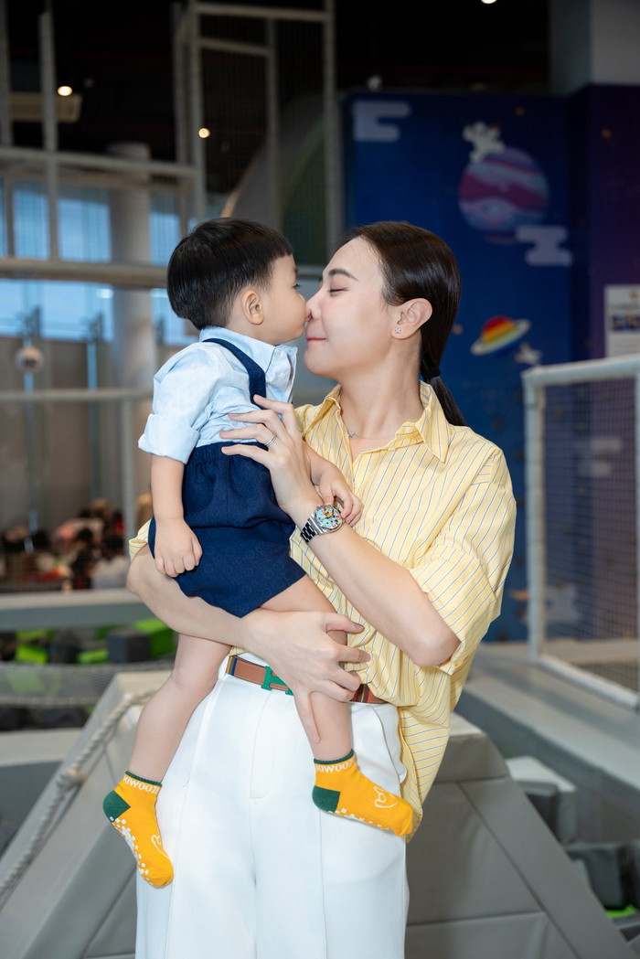 Đàm Thu Trang đăng tải khoảnh khắc dễ thương bên con trai, hài hước tiết lộ 'chị ba' Suchin muốn có thêm em. (Ảnh FBNV)