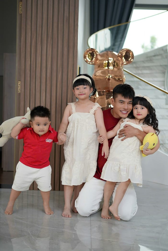 Gần đây, Lê Dương Bảo Lâm chủ yếu dành thời gian để ở nhà, phụ giúp vợ chăm sóc các con. (Ảnh: FBNV)