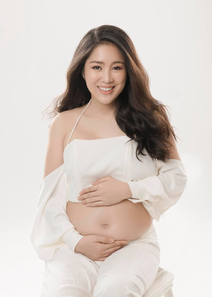 Hình ảnh Lê Phương khoe bụng bầu vượt mặt khiến cư dân mạng bất ngờ.