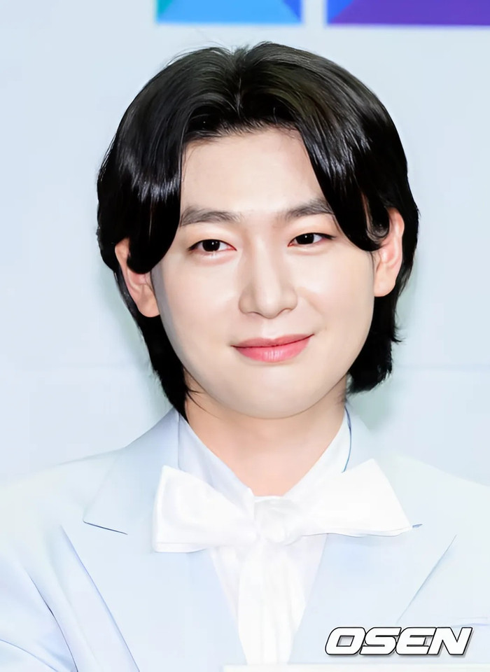 Chàng trai từng từ chối gia nhập đội hình SHINee nay là ca sĩ nổi tiếng với kỷ lục đáng nể Ảnh 1