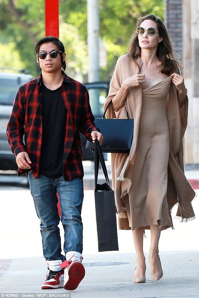 Pax Thiên và mẹ nuôi Angelina Jolie