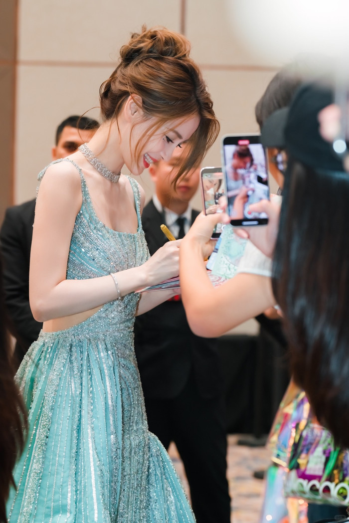 Angelababy thể hiện sự thân thiện với khán giả, khác hẳn so với vẻ lạnh lùng như trước đây.