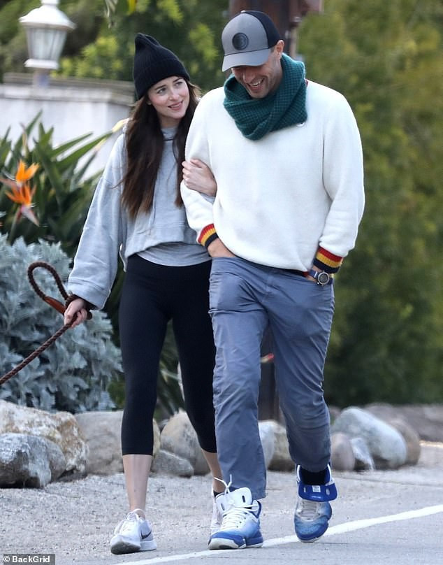 Dakota Johnson và Chris Martin chính thức chia tay sau nhiều lần tái hợp. (Ảnh: Backgrid)
