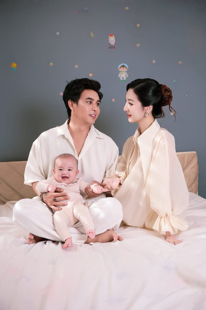Dù mới sinh con, bà xã Hồ Quang Hiếu vẫn ghi điểm với vóc dáng cân đối và thần sắc rạng ngời bên chồng con. Ảnh: FBNV