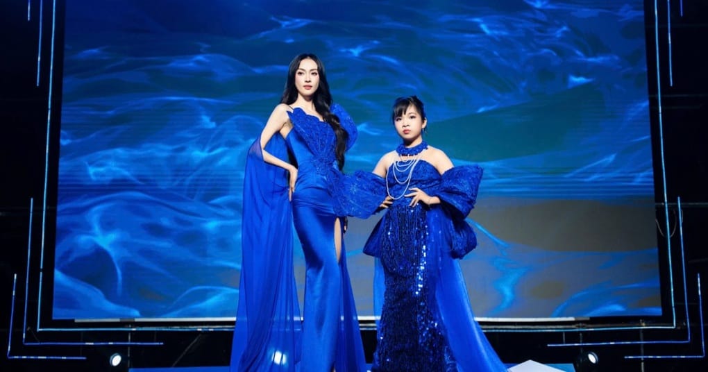 Á hậu Vũ Thúy Quỳnh (trái) cùng Nguyễn Lê Thuỳ Linh trình diễn vị trí mở màn và kết màn cho bộ sưu tập 'Đại dương xanh' của nhà thiết kế Châu Loan