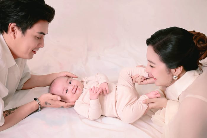 Ở bên con, Hồ Quang Hiếu không giấu được niềm hạnh và vẻ tự hào khi lần đầu làm bố, tận tụy và đầy yêu thương. Ảnh: FBNV
