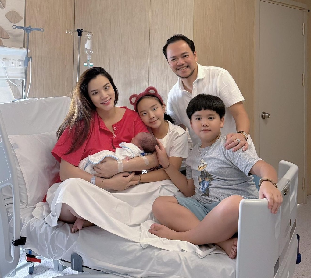 Trang Nhung rạng rỡ đón con thứ 3 chào đời