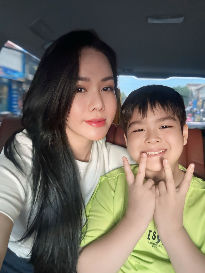 Nhật Kim Anh thường xuyên gặp gỡ, đưa con trai đi ăn uống, vui chơi. (Ảnh: FBNV)