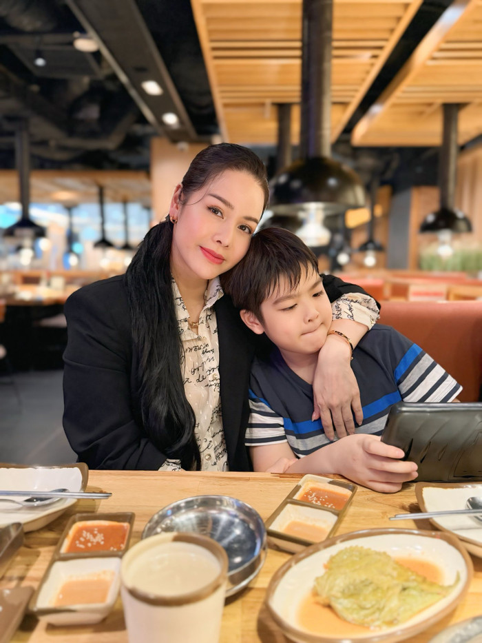 Sau 6 năm ly hôn, Nhật Kim Anh và doanh nhân Bửu Lộc vẫn duy trì mối quan hệ tốt đẹp để cùng nuôi dạy con trai. (Ảnh: FBNV)