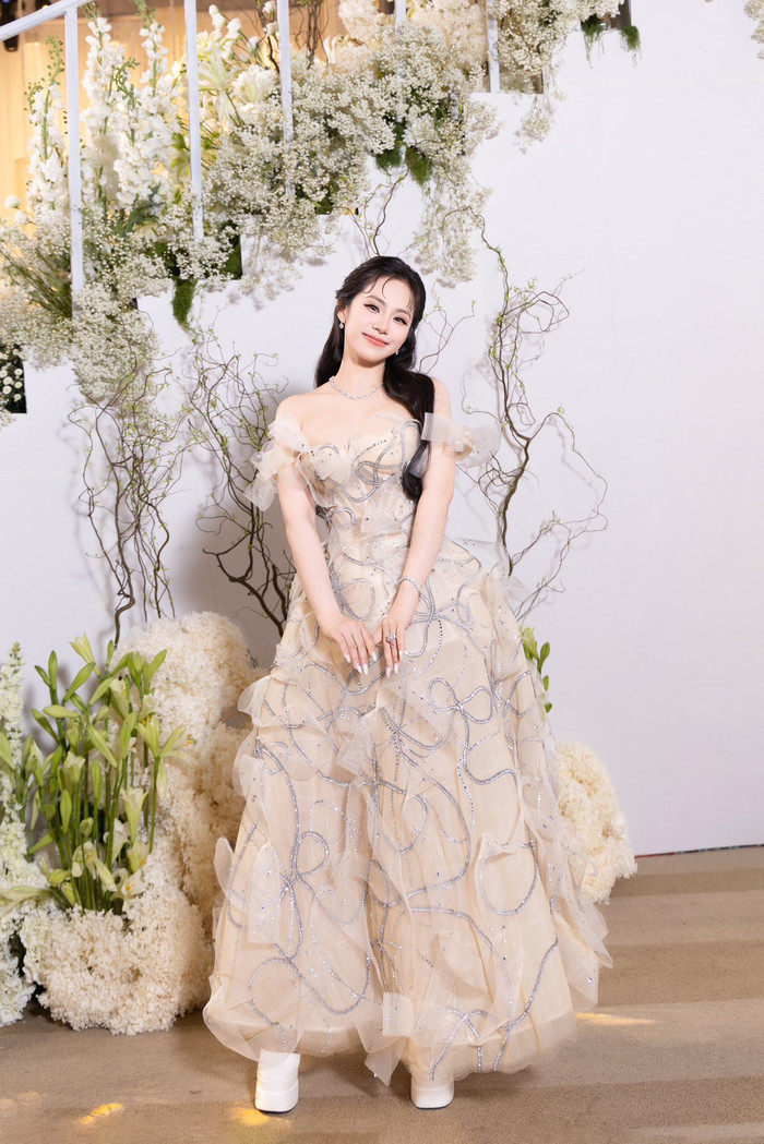 Lương Bích Hữu hoạt động sôi nổi trong năm vừa qua. Ảnh: FBNV