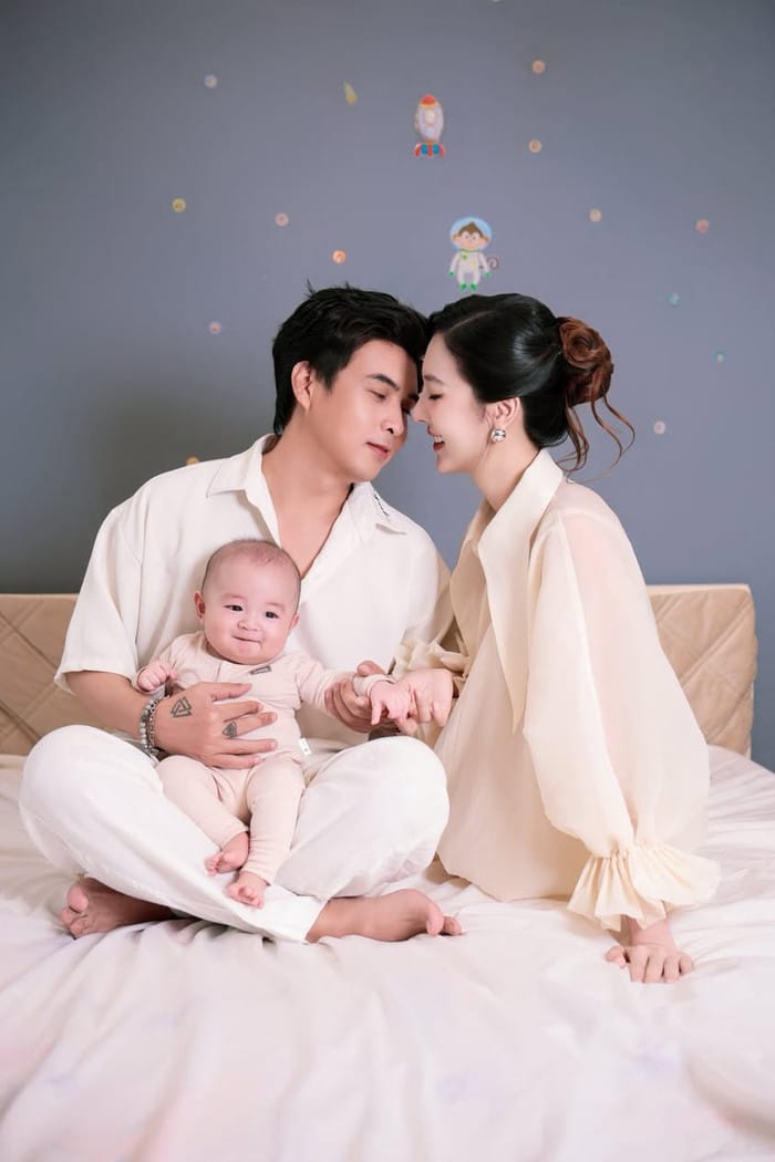 Hồ Quang Hiếu chia sẻ loạt ảnh ấm áp bên vợ và con trai kèm dòng tâm sự giản dị nhưng sâu sắc về hạnh phúc hiện tại. Ảnh: FBNV
