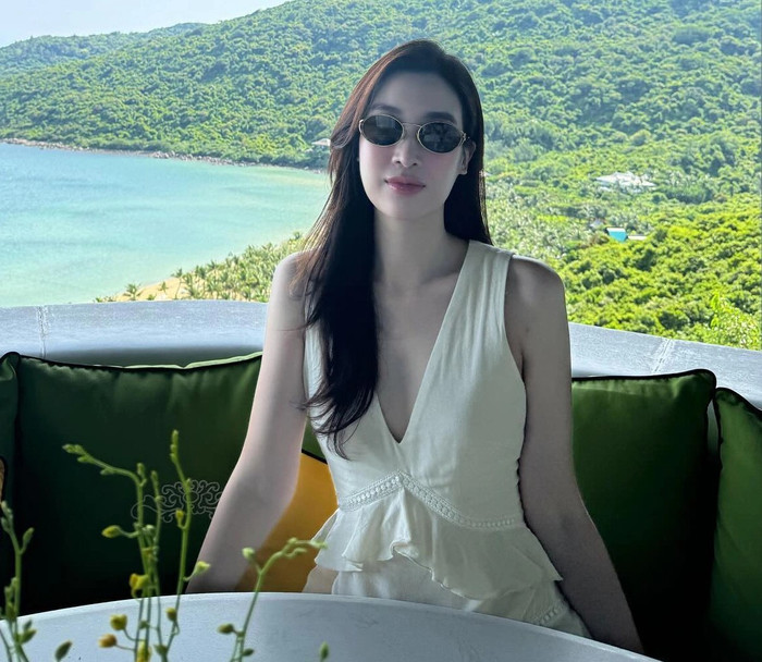 Nhìn chung, gu thời trang đi biển hiện tại của Đỗ Mỹ Linh có thể tóm gọn trong ba từ: kín - nhẹ - nhã. Cô ưu tiên chất liệu tự nhiên (linen, lụa, cotton mỏng), bảng màu trung tính và pastel, phom dáng suông hoặc chiết nhẹ thay vì cắt xẻ táo bạo. Ảnh: FBNV